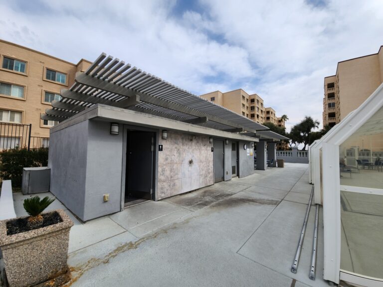 Men's and Women Showers at Pool 3